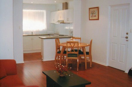 AA Madalena Court Holiday Apartments - Maitland Accommodation 1