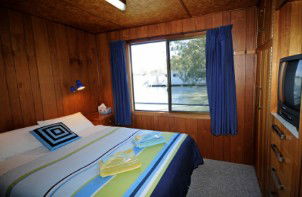 Moving Waters Self Contained Moored Houseboat - Maitland Accommodation 6