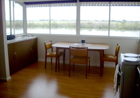 Riverfront Holiday House - Maitland Accommodation 2