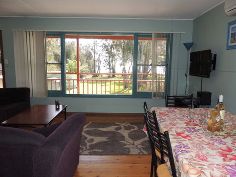 A Paradise Bungalow Waterfront - Maitland Accommodation 3