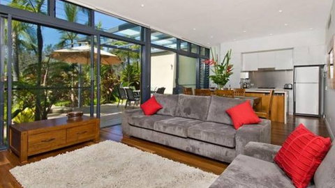 Aamber Beach House At Kiah - Maitland Accommodation 5