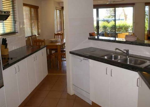 Airy Surfside Unit - Maitland Accommodation 3