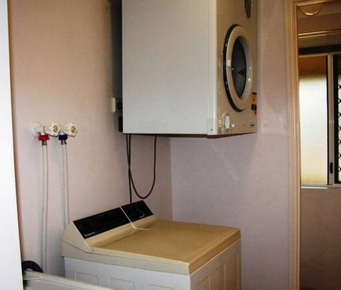 Champagne Apartments - Maitland Accommodation 5