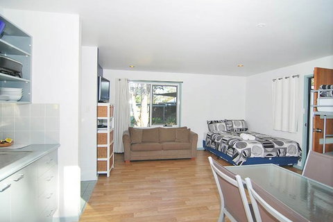 Huskisson Holiday Cabins - Maitland Accommodation 2