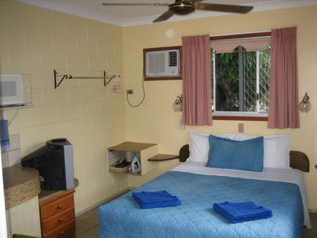 Paradise Court Holiday Units - Maitland Accommodation 3