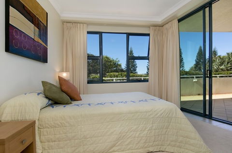 Santorini On Mudjimba - Maitland Accommodation 5