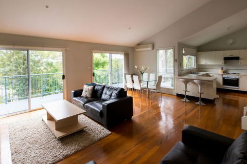 The Lake Limo - Maitland Accommodation 1