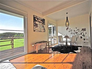 Taren Point Beach House - Maitland Accommodation 4