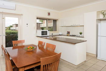 Apartments @ Kew Walpole Gardens - Kew Serviced Townhouses - Maitland Accommodation 9