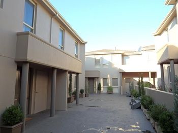 Apartments @ Kew Walpole Gardens - Kew Serviced Townhouses - Maitland Accommodation 12