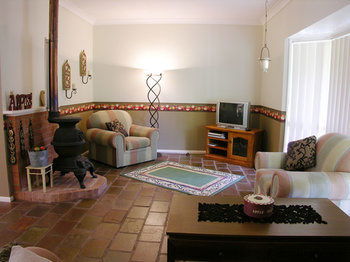 Apple Tree Cottage & Studio - Maitland Accommodation 11