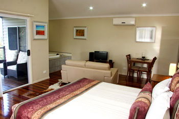 Yabbaloumba Retreat - Maitland Accommodation 2