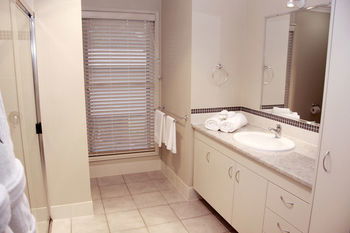 Yabbaloumba Retreat - Maitland Accommodation 3