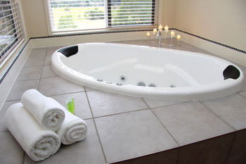 Yabbaloumba Retreat - Maitland Accommodation 7