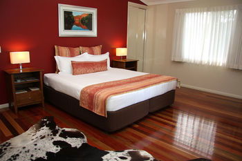 Yabbaloumba Retreat - Maitland Accommodation 19
