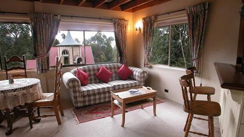 Camelot Tower And Penthouse - Maitland Accommodation 1