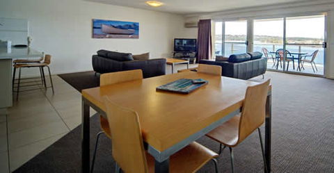 Albacore Luxury Holiday Apartments - Maitland Accommodation 6