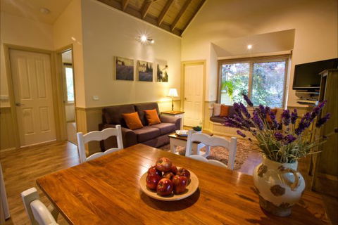 Autumn Abode Cottages - Maitland Accommodation 0