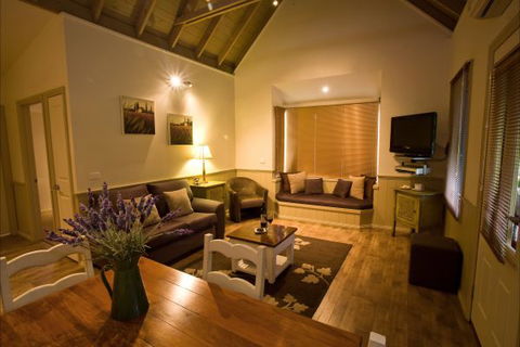Autumn Abode Cottages - Maitland Accommodation 5