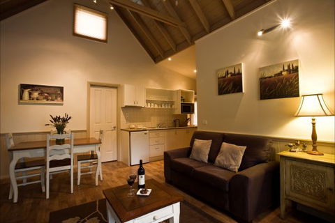 Autumn Abode Cottages - Maitland Accommodation 7