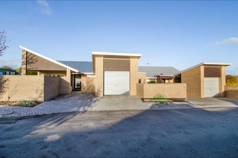Mount Gambier Accommodation - Maitland Accommodation 9