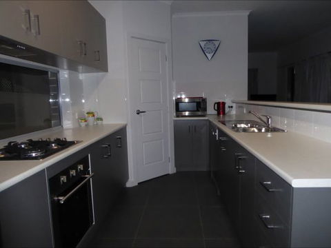 Adelaide Holiday House - Maitland Accommodation 6