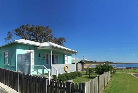 Aurora Beachfront Cottage - Maitland Accommodation 0