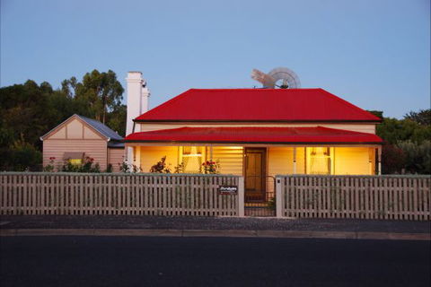 Shurdingtons Cottage - Maitland Accommodation 5