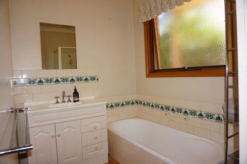 Abrigo Apartment - Maitland Accommodation 5