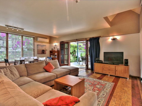 Aqua Flora - Maitland Accommodation 3