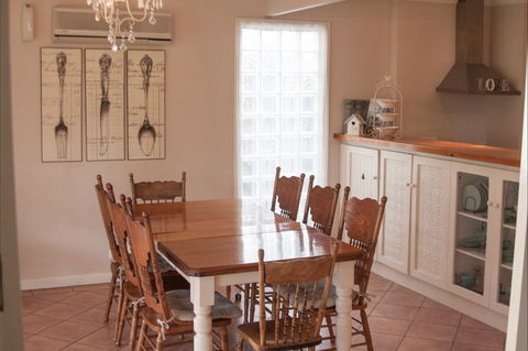 Azalea Cedar-Rose Villa - Maitland Accommodation 5