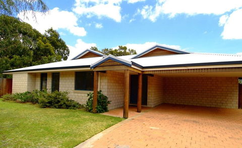 BeachnBush - Maitland Accommodation 0