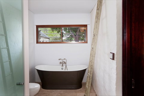 Vine Lodge Heritage Getaway - Maitland Accommodation 3