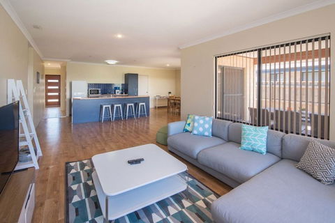 AcrosstheWay - Maitland Accommodation 1