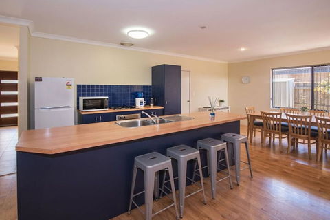 AcrosstheWay - Maitland Accommodation 3