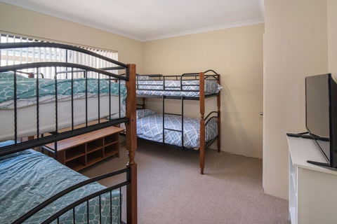 AcrosstheWay - Maitland Accommodation 6
