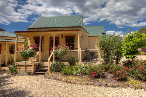 Autumn Affair Cottage 7 - Maitland Accommodation 0