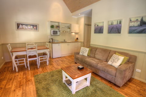 Autumn Affair Cottage 7 - Maitland Accommodation 1