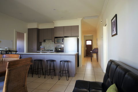 Shamore Apartments - Eleventh Street Mildura - Maitland Accommodation 3