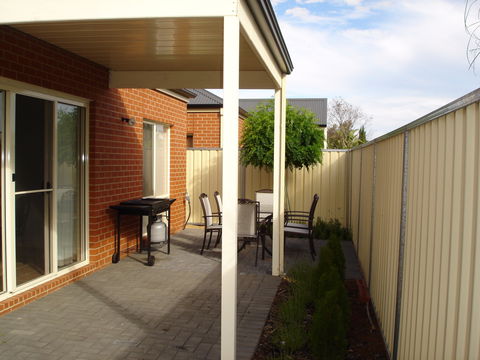 Shamore Apartments - Eleventh Street Mildura - Maitland Accommodation 5