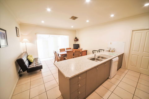 Shamore Apartments - Eleventh Street Mildura - Maitland Accommodation 8