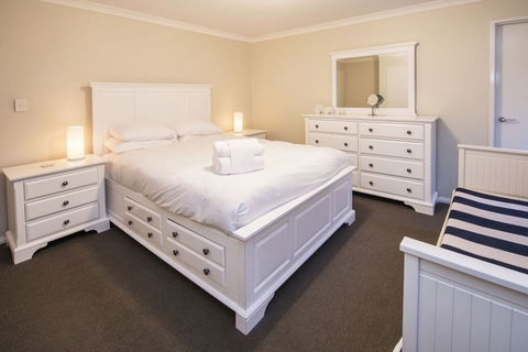 A Little Luxury In Town - Maitland Accommodation 1