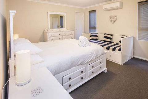 A Little Luxury In Town - Maitland Accommodation 2