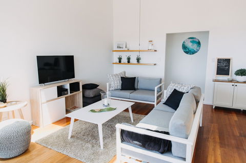 BonniEscape - Island Style Living - Maitland Accommodation 0
