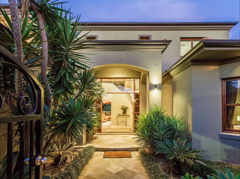 Lakeland Keys Broadbeach - Vogue Holiday Homes - Maitland Accommodation 2