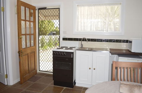 Almond Tree Cottage - Maitland Accommodation 2