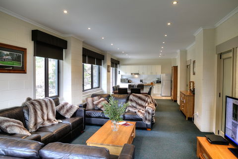 Cedarwood Apartments - Maitland Accommodation 0