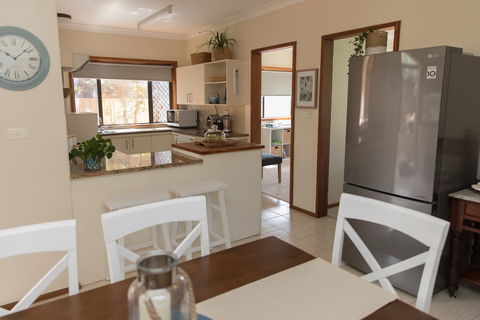 Taranaki Beach Unit - Maitland Accommodation 0