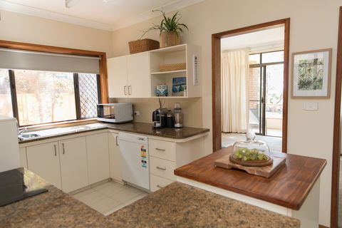 Taranaki Beach Unit - Maitland Accommodation 1