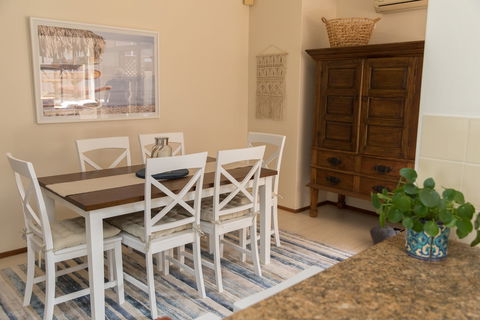 Taranaki Beach Unit - Maitland Accommodation 2